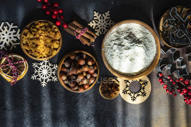 Kochkonzept für Plätzchen für den Weihnachtsurlaub auf Steinhintergrund mit Kopierfläche — Stockfoto