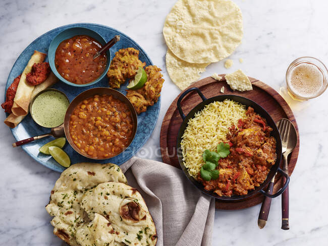 Chili and beans with rice, limes and flat bread - foto de stock