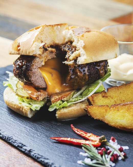 Ein Hamburger mit geschmolzenem Käse (Nahaufnahme) — Stockfoto