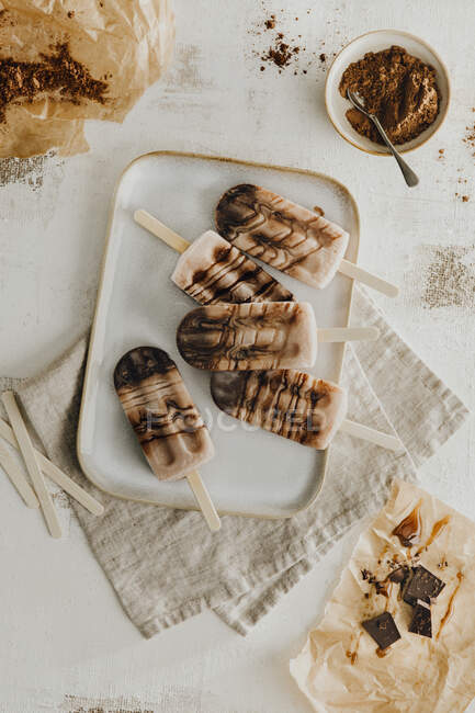 Bâtonnets de chocolat et de crème glacée au caramel maison — Photo de stock