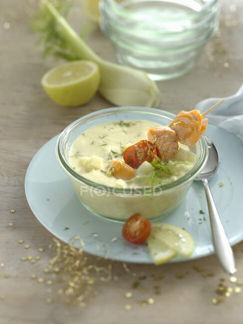 Sopa de pastinaga com espetos de erva-doce e salmão — Fotografia de Stock