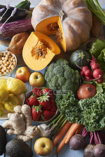 Mesa llena de frutas y verduras de temporada - foto de stock