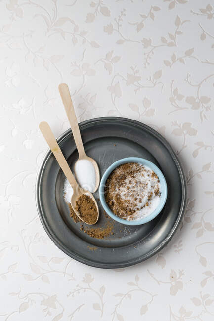 Крупним планом знімок смачного рафінованого цукру і тростинного цукру — стокове фото