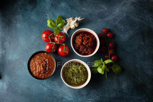 Italian sauces - Pesto, tomato sauce, sauce Bolognese — Stock Photo