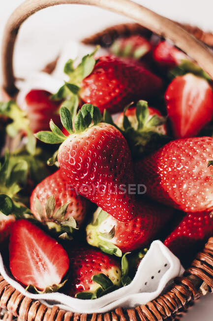 Frische Erdbeeren im Weidenkorb — Stockfoto