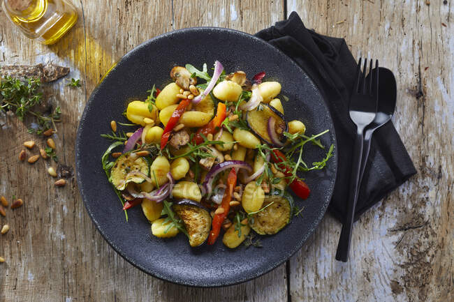 Салат из ньокки с овощами и кедровыми орехами — стоковое фото