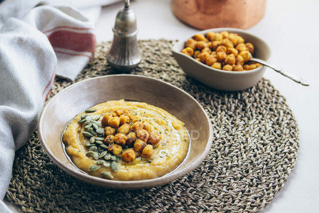 Butternut squash cream with spiced chickpeas — Stock Photo