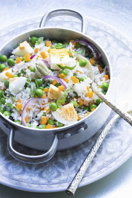 Rice salad with young peas, eggs and cardamom for a picnic — Stock Photo
