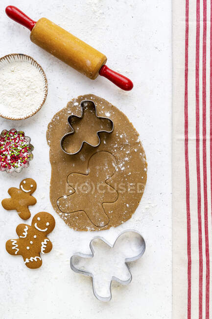 Gingerbread men mold, making cookies process — Stock Photo
