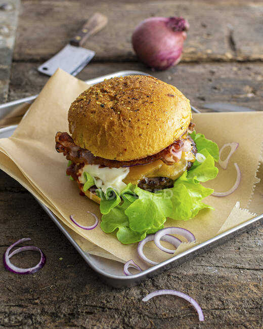 Hambúrguer com bacon na mesa — Fotografia de Stock