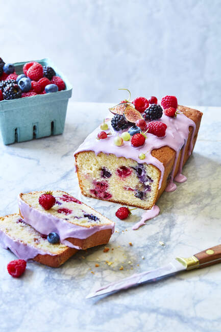 Berry Pound Cake With Knife — Stock Photo