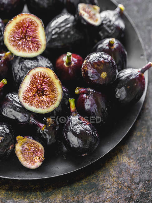 Close-up shot of delicious Figs on the plate — Stock Photo