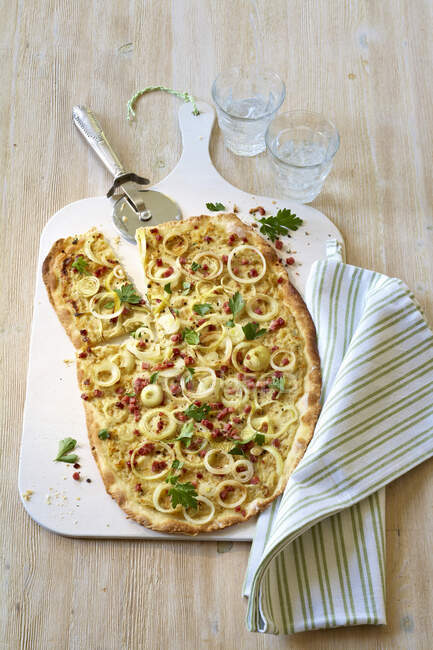 Hausgemachte Pizza mit Hühnchen und Gemüse — Stockfoto