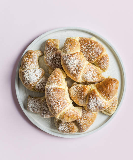 Crescent rolls filled with jam and dusted with icing sugar — Stock Photo