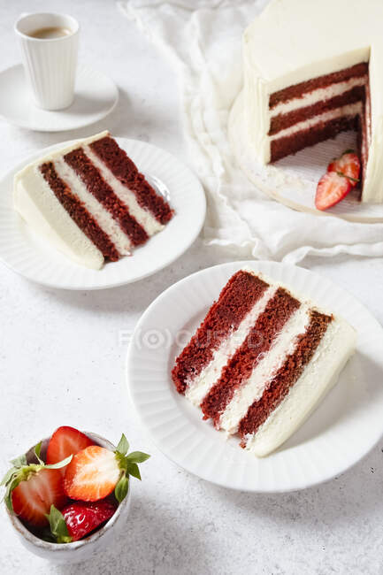 Red velvet cake with strawberries — Stock Photo