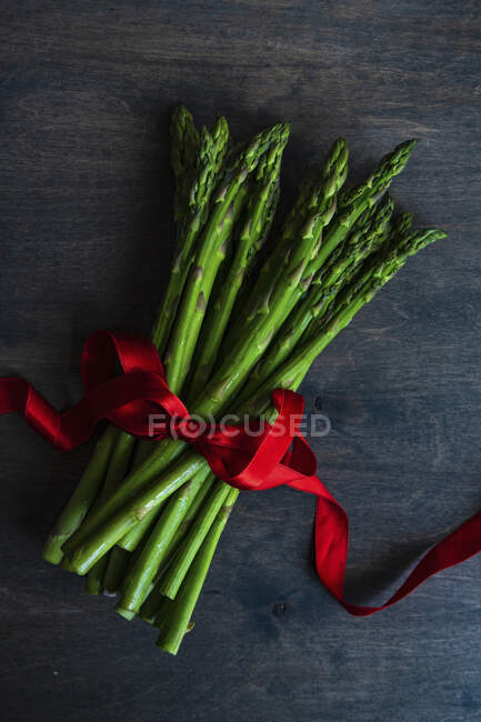 Concetto di cibo biologico con asparagi e nastro rosso — Foto stock