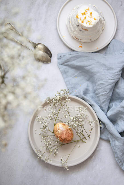 Torta pasquale tradizionale russa e ucraina con uova candite e pasquali, naturalmente tinte con pelli di cipolla, fiori ed erbe — Foto stock