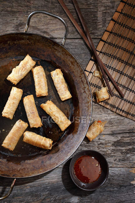 Spring rolls with chili sauce in pan — Stock Photo