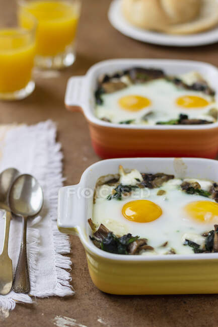 Pilze, Spinat und Ei backen, Orangensaft, Brötchen — Stockfoto
