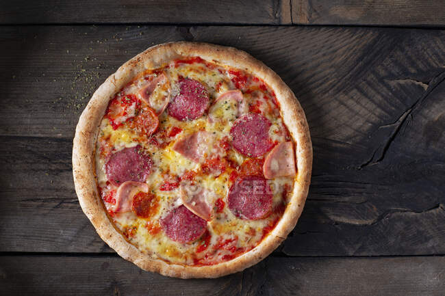 ¿Especialidad de pizza con salami, chorizo? ? y jamón - foto de stock