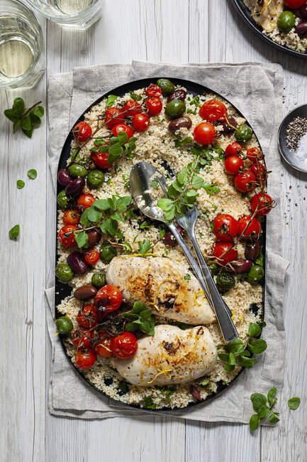 Gebackenes Huhn mit Oliven, Tomaten und Kräutern — Stockfoto