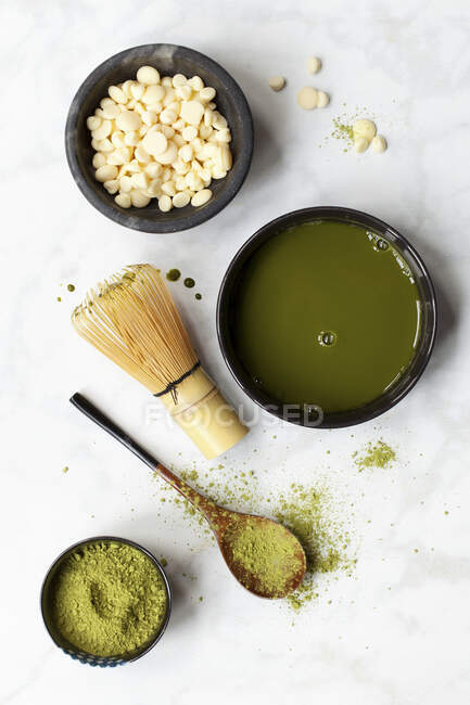 Matcha-Tee mit Matcha-Pulver und weißen Schokoladenstücken — Stockfoto