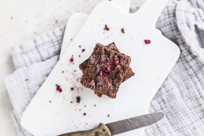 Brownie bites with chocolate and dried raspberries — Stock Photo