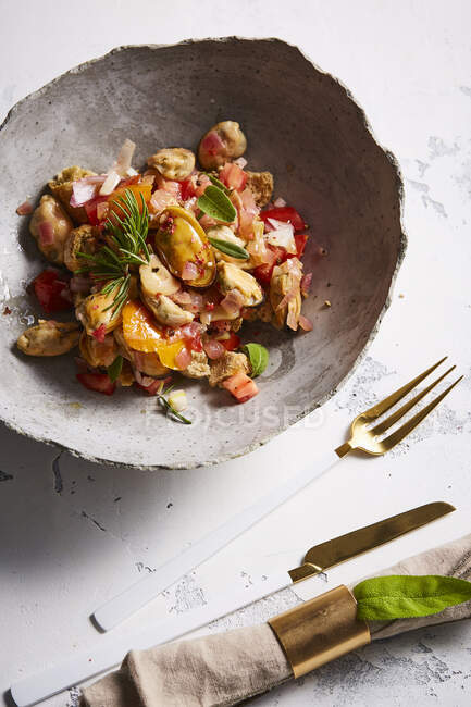 Zwieback-Salat mit frischen Tomaten und Muscheln — Stockfoto