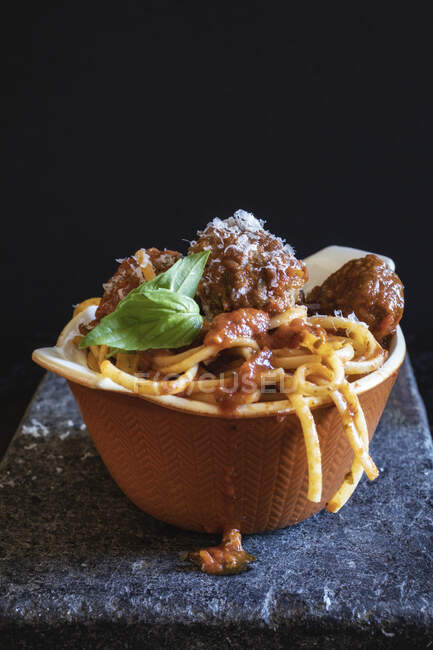 Спагетти с фрикадельками в миске — стоковое фото