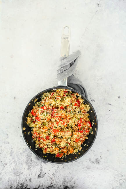 Couscous mit Paprika Zucchini Kirschtomaten Schneeerbsen Pinienkerne und aromatische Kräuter — Stockfoto