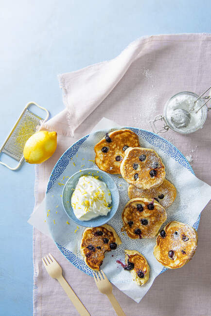 Kefir and blueberry panckes with lemon greek yoghurt and icing sugar — Stock Photo