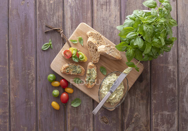 Хлеб с базиликовым маслом — стоковое фото