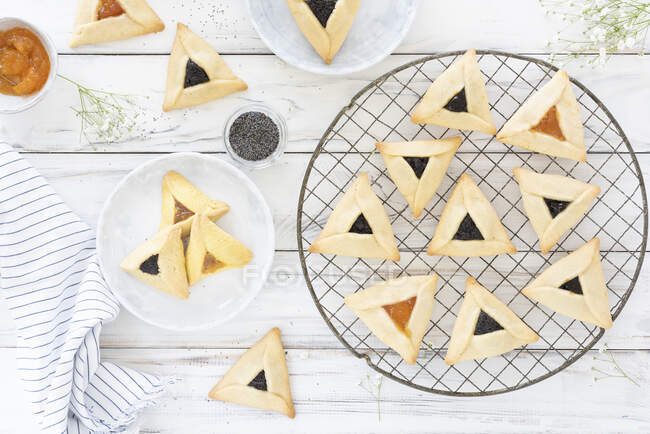 Jewish Hamantash biscuits with poppy and apricot filling — Stock Photo