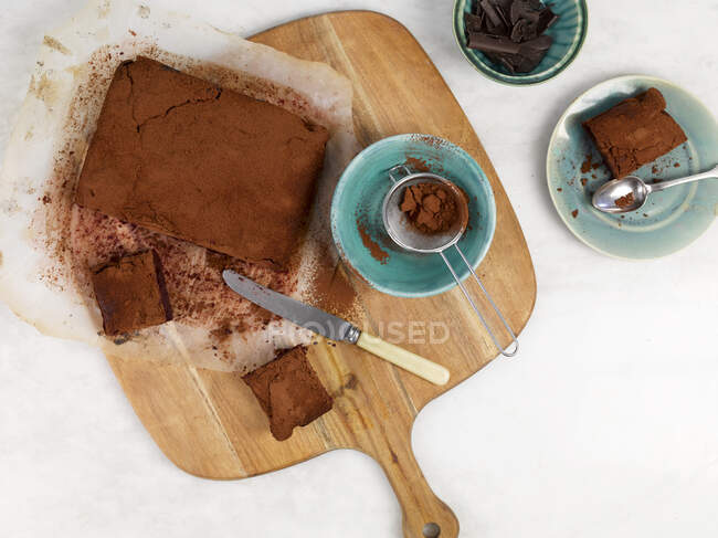 Bolo de chocolate caseiro com cacau e hortelã no fundo branco — Fotografia de Stock