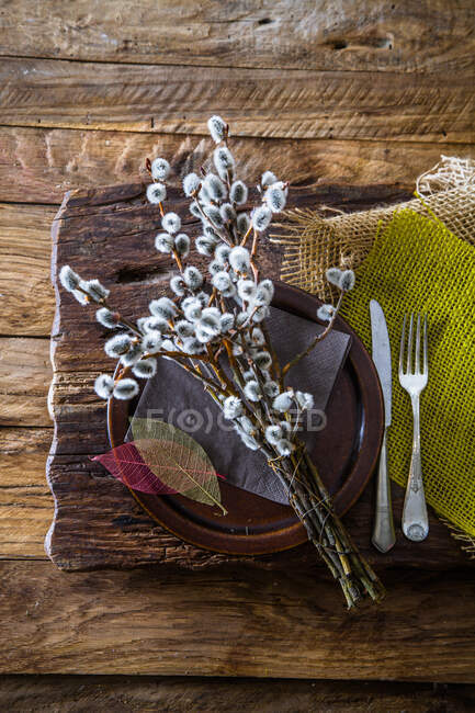 Tavola natalizia apparecchiata su vecchie tavole di legno con fiori, vista dall'alto — Foto stock