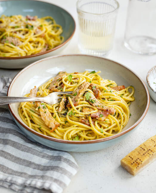 Spaghetti Carbonara mit Speck und geriebenem Parmesan — Stockfoto
