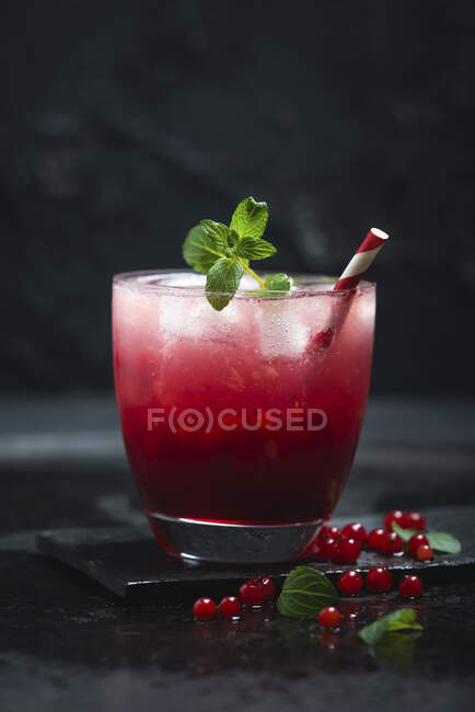 Un cocktail a base di vodka, succo di pompelmo e succo di ribes rosso — Foto stock