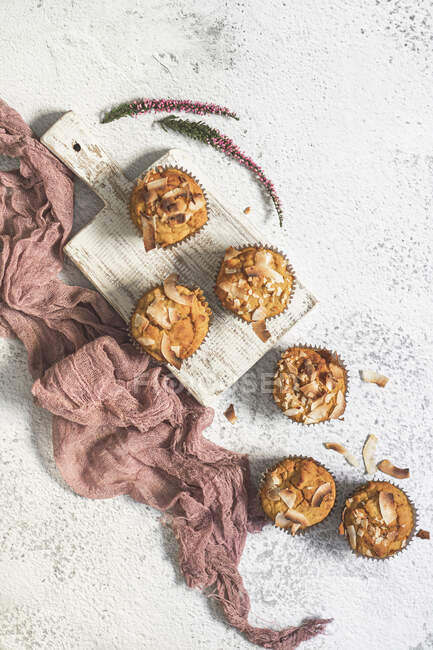 Muffins de abóbora Vegan e sem glúten com flocos de coco — Fotografia de Stock