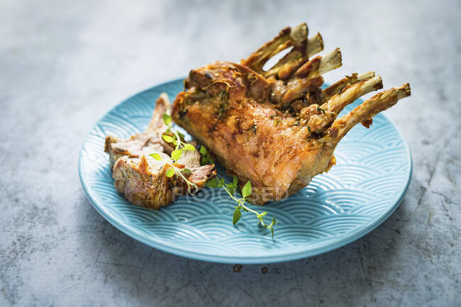Simple roast veal with bones on a blue plate — Stock Photo