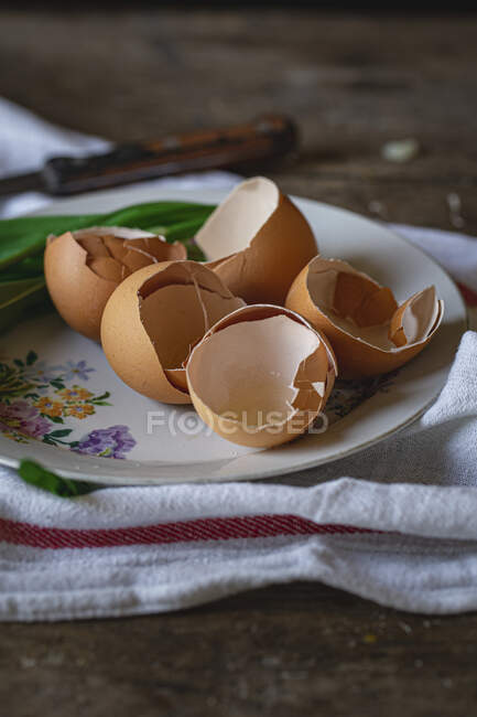 Cáscaras de huevo después de hornear - foto de stock