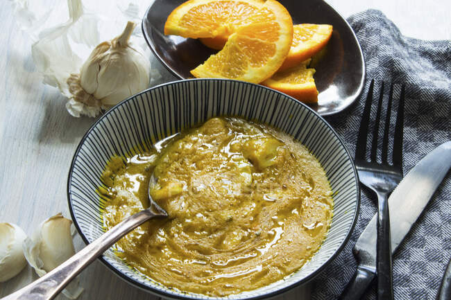 Salsa de naranja con ajo (cocina Keto) - foto de stock