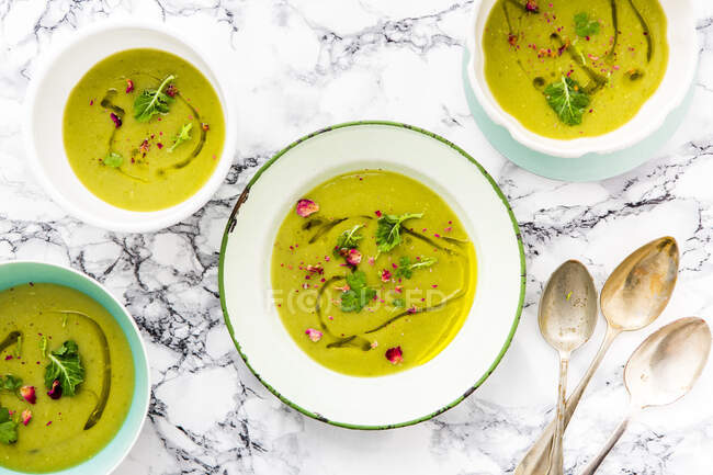 Картопляно-кольоровий суп з трояндовою сіллю — стокове фото