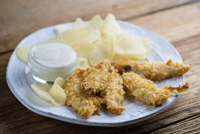 Fried chicken fingers with chips — Stock Photo