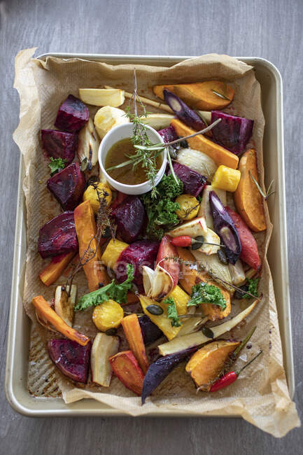 Patatas al horno con verduras y especias sobre un fondo de madera - foto de stock