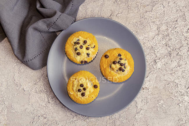 Small pumpkin cheesecakes with chocolate drops — Stock Photo