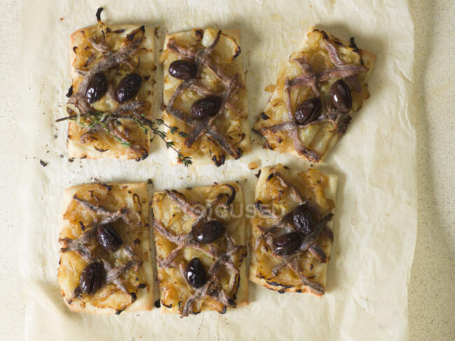 Gros plan de délicieux Pissaladire aux anchois et aux olives — Photo de stock
