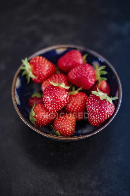 Frische glänzende Erdbeeren in kleiner Schale — Stockfoto