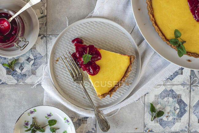Пирог из рикотты с соусом из вишни — стоковое фото