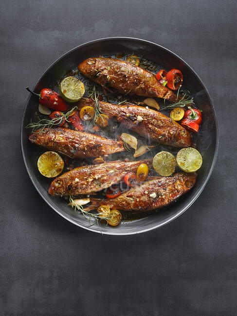 Grilled chicken legs with spices and herbs on a black background. top view. — Stock Photo