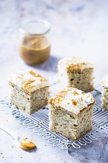 Banana bread with dulce de leche and whipped cream — Stock Photo